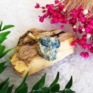 Apatita Azul Bruta - Pingente Banho Dourado